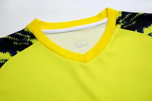 Primo piano del colletto a V e dei motivi sulle spalle della maglia da portiere gialla