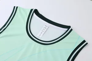 Vista dettagliata del colletto della maglia da basket verde menta traspirante con etichetta