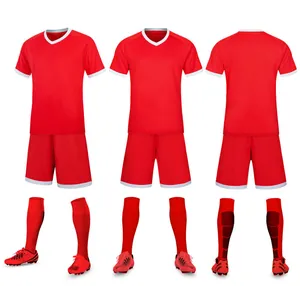 Completo da calcio rosso a maniche corte con maglia, pantaloncini e calzettoni