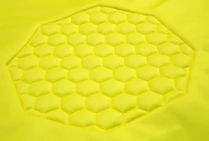 Dettaglio dell'imbottitura a nido d'ape sulla maglia da portiere fluorescente