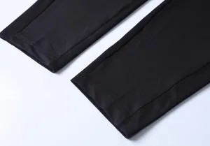 Nahaufnahme der schwarzen atmungsaktiven und schnelltrocknenden Sporthose am Beinabschluss.