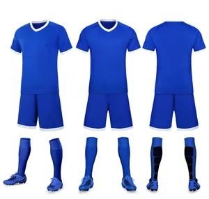 Vedute dettagliate frontali laterali e posteriori della divisa da calcio blu reale