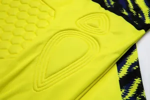 Dettaglio della maglia da portiere giallo fluorescente con imbottitura traspirante