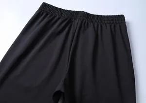 Detailansicht des hochelastischen Bunds der schwarzen, atmungsaktiven Sport-Hose