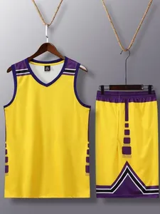 Ensemble de maillot de basket jaune et violet avec haut à col en V et short assorti