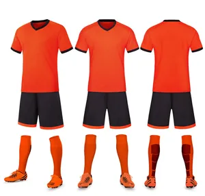 Vista dettagliata frontale, posteriore e laterale del kit da allenamento calcio arancione e nero