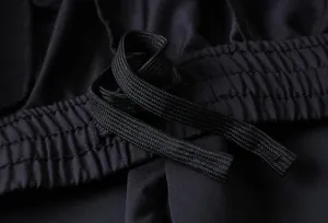 Detailansicht des elastischen Bundes mit Kordelzug an atmungsaktiver schwarzer Sporthose