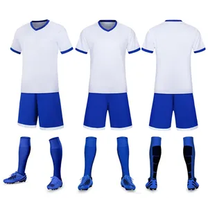 Vista dettagliata del set da calcio bianco e blu con maglia, pantaloncini e calzettoni