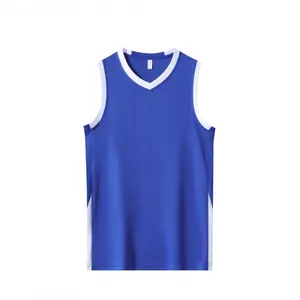 Vista frontale di una maglia da basket blu e bianca stile americano con spalle strette