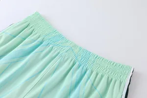 Dettaglio dell'elastico in vita dei pantaloncini basket verde menta a motivi