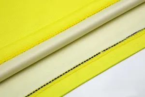 Dettaglio macro del tessuto traspirante giallo della maglia da portiere con cuciture