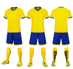 Completo da calcio professionale giallo e blu, vista frontale, laterale e posteriore.