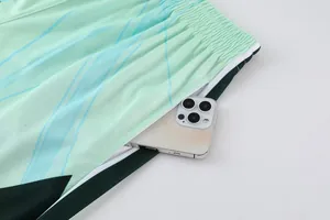 Dettaglio dei pantaloncini sportivi da basket con una tasca profonda per smartphone