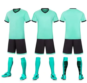Vista dettagliata da tre angolazioni di un set da calcio verde menta e nero per allenamento.