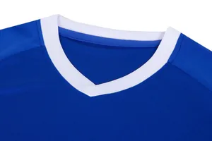 Dettaglio ravvicinato del colletto a V bianco e tessuto mesh di maglia da calcio blu