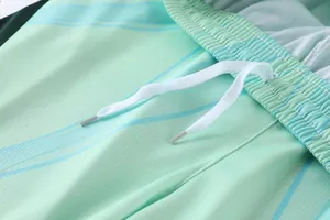 Dettaglio dei pantaloncini da basket traspiranti con elastico in vita e coulisse bianca