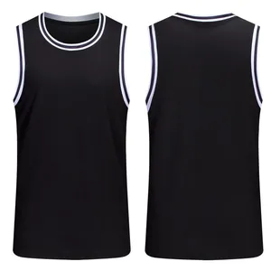Vista anteriore e posteriore di una maglia da basket nera con bordo a righe sportive