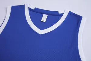 Dettaglio dello scollo a V di una maglia da basket blu in tessuto mesh traspirante
