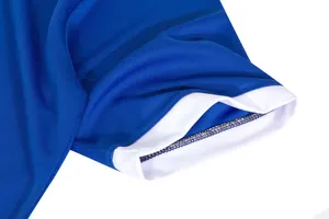 Primo piano della manica della maglia da calcio blu con tessuto a rete traspirante