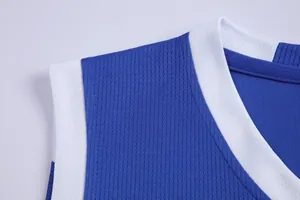 Dettaglio della maglia da basket blu e bianca che mostra il tessuto a rete.