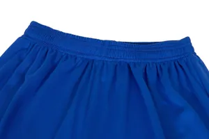 Dettaglio dei pantaloncini da calcio blu con elastico in vita e tessuto mesh traspirante.