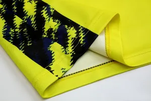 Dettaglio ravvicinato delle cuciture dell'orlo di questa maglia da portiere gialla