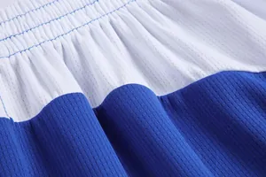 Vista dettagliata della trama in mesh traspirante e della fascia elastica di una maglia basket