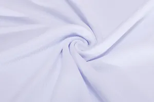 Primo piano di tessuto mesh bianco traspirante per maglie atletiche e canotte sportive.