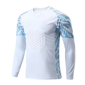 Dettaglio dell'imbottitura toracica esagonale su una maglia da portiere di calcio bianca
