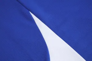 Primo piano del tessuto a rete traspirante blu e bianco di una maglia da basket