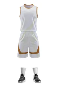 Completo basket bianco con pantaloncini, calze e scarpe, design personalizzabile