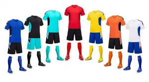 Ensembles de football multicolores avec maillots, shorts, chaussettes et chaussures.