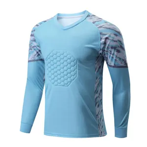 Dettaglio dell'imbottitura sul petto e maniche del portiere in maglia azzurra