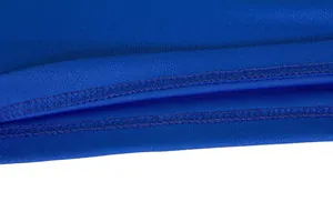 Dettaglio dell'orlo con doppia cucitura su una maglia da calcio blu in tessuto mesh.