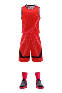 Completo da basket rosso con maglia, pantaloncini, calze e scarpe per allenamento.