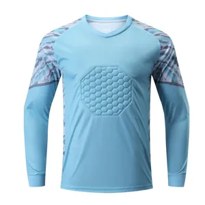 Dettaglio della maglia da portiere azzurra con imbottitura protettiva ottagonale sul petto