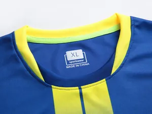 Nahaufnahme des Ausschnitts eines schnelltrocknenden Fußballtrikots mit einem XL-Label