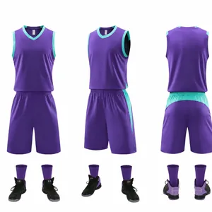 Set maglia e pantaloncini da basket viola con bordi verde menta in tre angolazioni