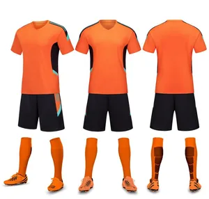 Ensemble de football orange et noir avec maillot, short et chaussettes, vues multiples