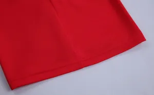 Λεπτομέρεια της αναπνεύσιμης κόκκινης δικτυωτής υφής και του στριφώματος μιας φανέλας