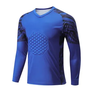 Vista ravvicinata della maglia da portiere blu con imbottitura esagonale e motivi sulle maniche.