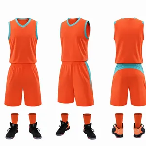 Completo da basket arancione in stile americano con spalle strette per uomo