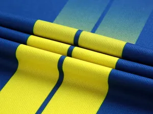 Nahaufnahme des atmungsaktiven, schnell trocknenden Fußballtrikot-Stoffs mit Streifen