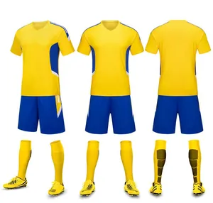 Vue sous trois angles du kit de football jaune et bleu avec maillot, short, bas et crampons