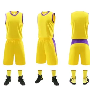 Completo da basket in stile americano con spalle strette nei colori giallo e viola
