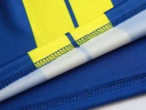 Detailaufnahme der Nähte eines blau-gelb gestreiften, schnell trocknenden Fußballtrikots.