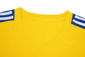 Gros plan d'un maillot de football jaune avec col en V et bandes bleues sur l'épaule