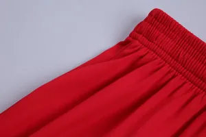 Λεπτομερές κοντινό πλάνο σε κόκκινο αναπνεύσιμο πλέγμα και ελαστική μέση σορτς ποδοσφαίρου