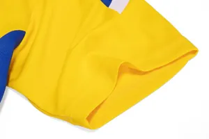 Vue détaillée de la manche du maillot de foot jaune et bleu, couture et tissu