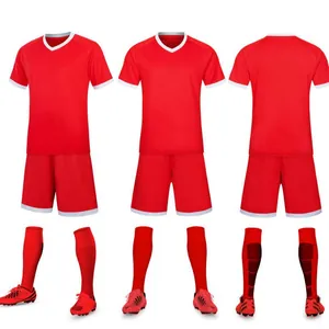 Completo da calcio rosso traspirante con pantaloncini e calzettoni multi-angolo